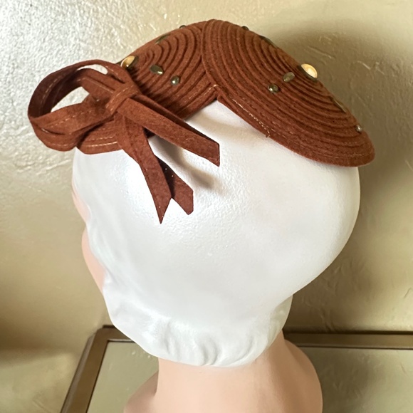 UNIQUE 1930s\' RUST FELT HEADPIECE MADE OF 3 CIRCLES, BOWS + METAL STUDS main image 4
